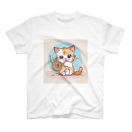 遊ぶ子猫 Regular Fit T-Shirt