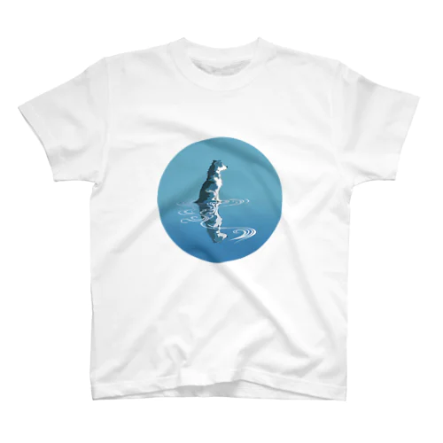 Zen Canines シリーズ - 瞑想する犬と水面の反射-1 Regular Fit T-Shirt