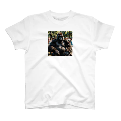 その視線、ゴリラ級のインパクト。 Regular Fit T-Shirt
