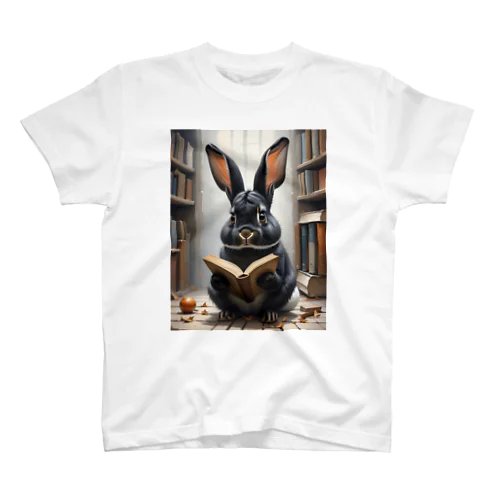 読書家の黒ウサギ 22-250201 Regular Fit T-Shirt