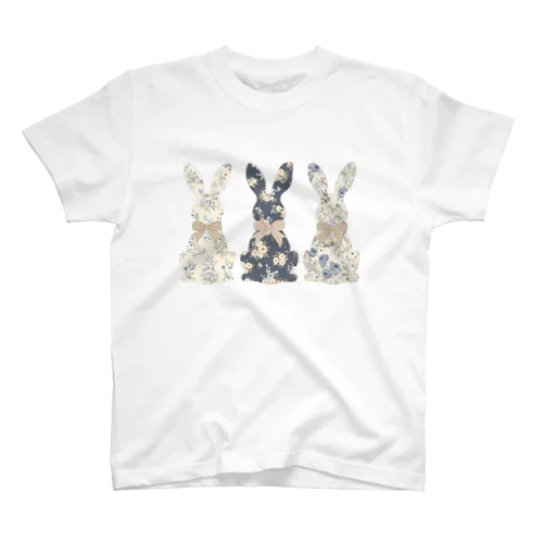 花柄うさぎ ナチュラルテイストのうさぎ柄 おしゃれ＆かわいいグッズ Regular Fit T-Shirt