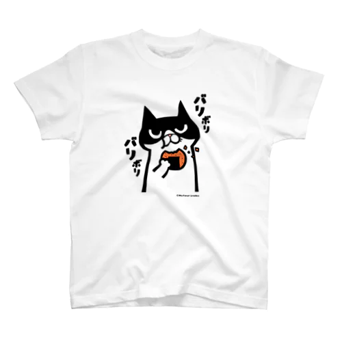 お煎餅を食べるハチワレ猫 Regular Fit T-Shirt