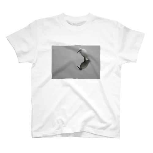 ジッと見つめるコサギ Regular Fit T-Shirt
