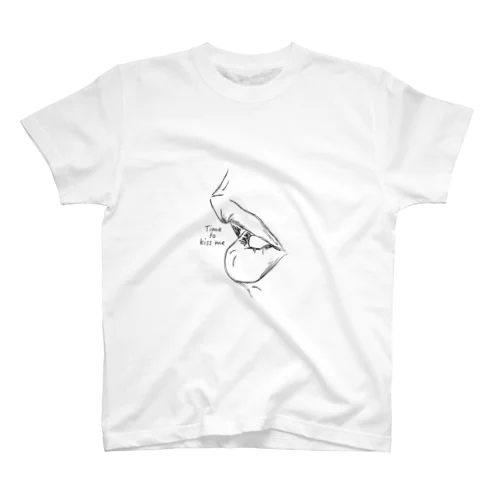 time to kiss me Regular Fit T-Shirt