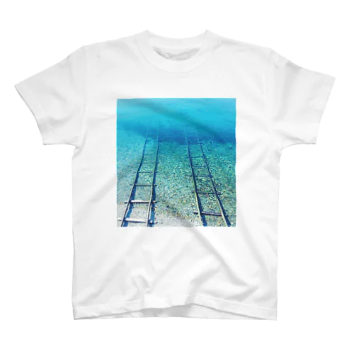 海に続く線路 スタンダードTシャツ