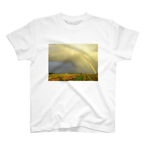 田舎道と鮮やかな虹 Regular Fit T-Shirt