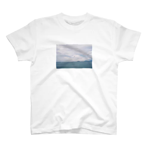 くもりの海でパラシュート スタンダードTシャツ