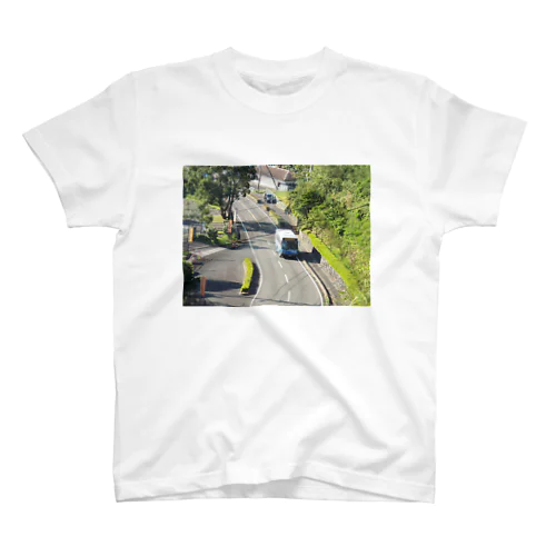 鶴木山を走り抜ける産交の狭小車 Regular Fit T-Shirt