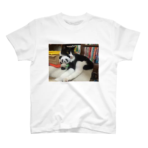 パンダを抱っこするりんごさん Regular Fit T-Shirt
