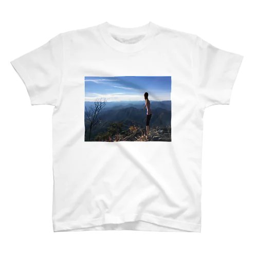 山から景色を眺める Regular Fit T-Shirt