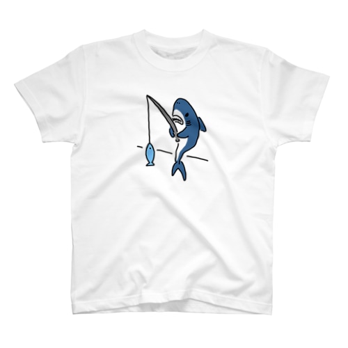 釣りをするサメ Regular Fit T-Shirt
