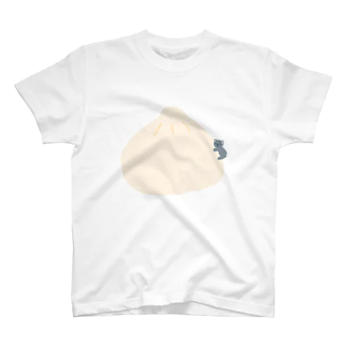 肉まんにくっついてだらだらするコアラ Regular Fit T-Shirt