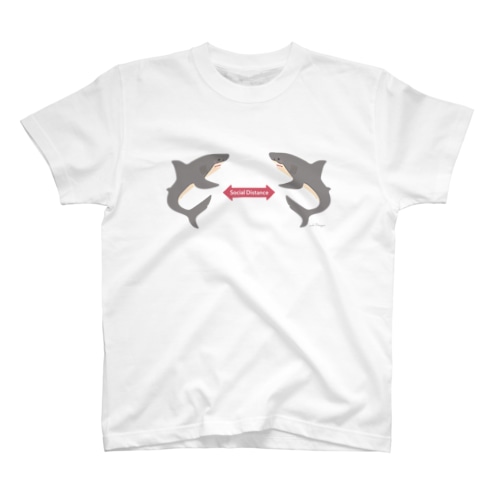 サメさんたちの #ソーシャルディスタンス/ 矢印が赤 Regular Fit T-Shirt