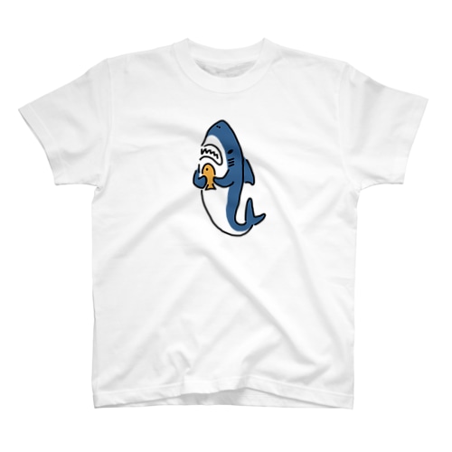 たい焼きを手にするサメ Regular Fit T-Shirt