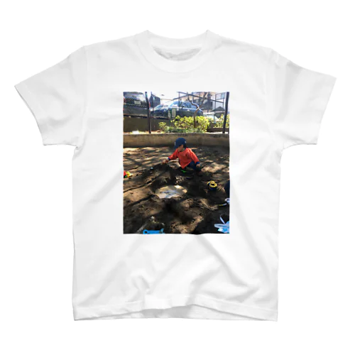 砂場遊びの男の子 スタンダードTシャツ