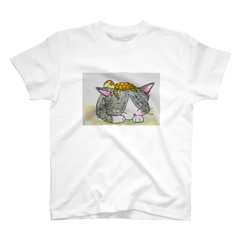 かめちゃんとお昼寝ねこちゃん Regular Fit T-Shirt