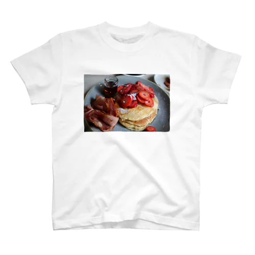 いちごパンケーキ、ベーコンを添えて Regular Fit T-Shirt
