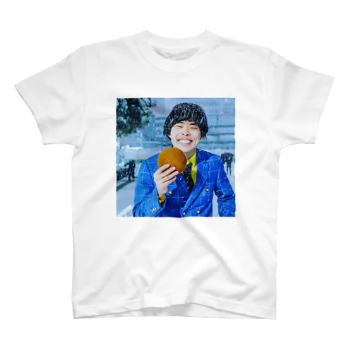 サツマカワRPGが雪の中どら焼きを食べるTシャツ スタンダードTシャツ