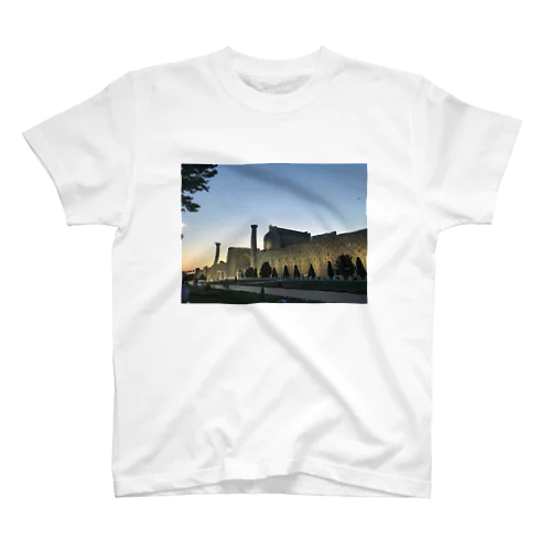 絶景！ウズベキスタンのレジスタン広場🇺🇿 Regular Fit T-Shirt