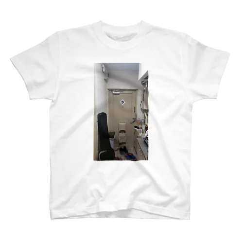 玄関 Regular Fit T-Shirt