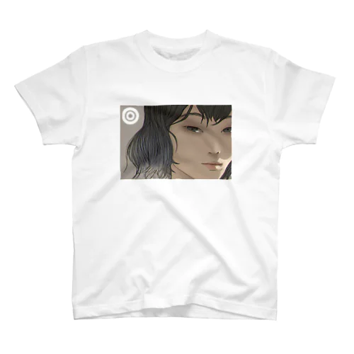 つり目の女性 Regular Fit T-Shirt