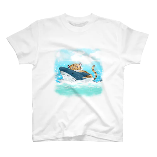 サメと遊ぶ虎さん Regular Fit T-Shirt