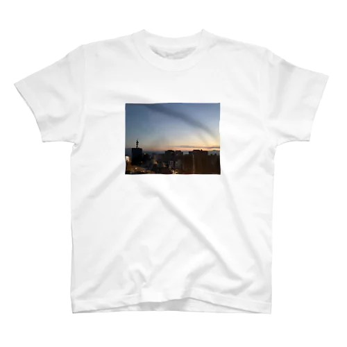 どこかの街の夕暮れ時 Regular Fit T-Shirt