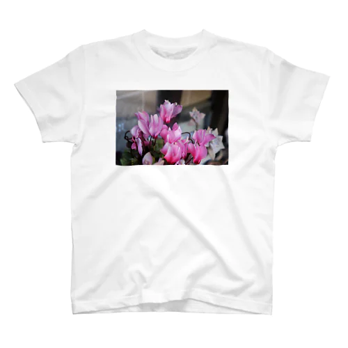 シクラメン ピンクのお花 Regular Fit T-Shirt