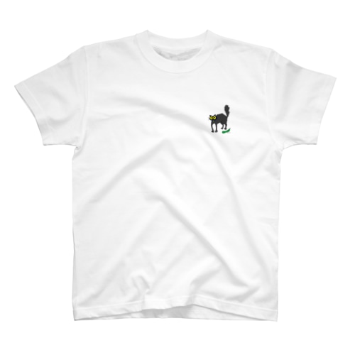 キュウリにおどろく黒猫 Regular Fit T-Shirt