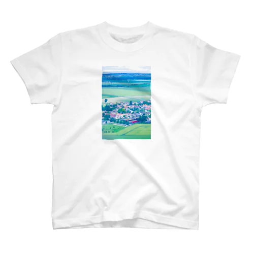 三角屋根の家と緑　風景　 Regular Fit T-Shirt