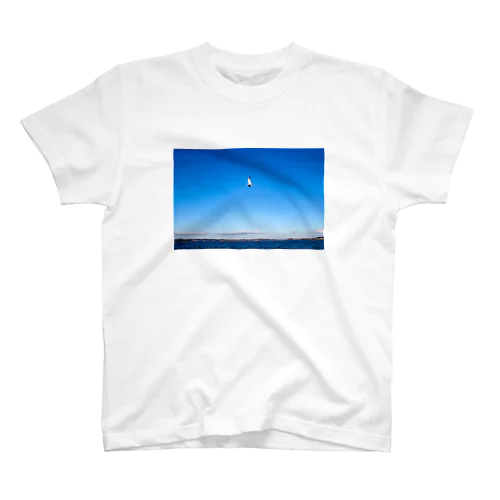 松島で飛ぶウミネコ Regular Fit T-Shirt