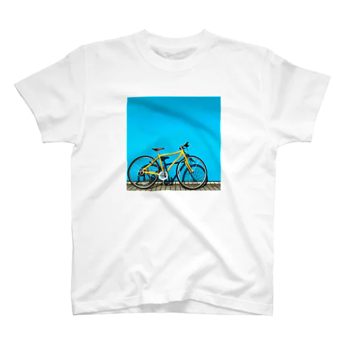 青い壁と黄色い自転車 スタンダードTシャツ