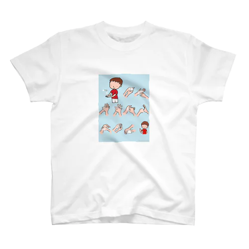 手を洗う赤いシャツの少年 Regular Fit T-Shirt