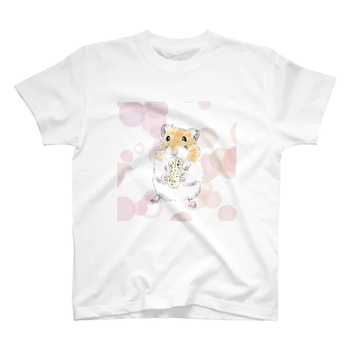 ピーナッツをほおばるゴールデンハムスターちゃん スタンダードTシャツ