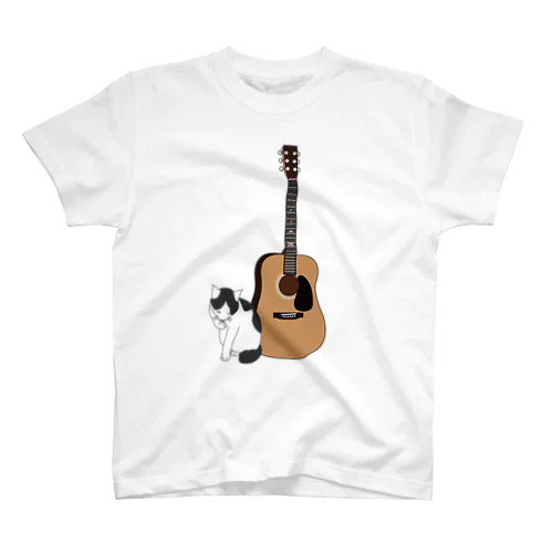 アコギと黒白ハチワレ猫 Regular Fit T-Shirt
