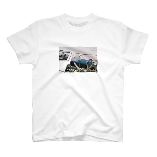 バラバラになった車の部品てぃ スタンダードTシャツ