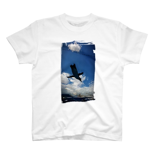 青空を泳ぐペンギン Regular Fit T-Shirt