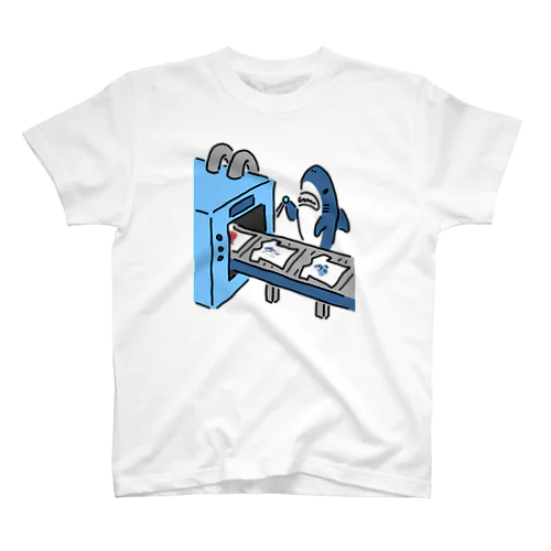 サメTシャツを刷るサメ Regular Fit T-Shirt