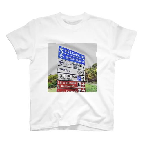 ラクイラの道路標識 スタンダードTシャツ