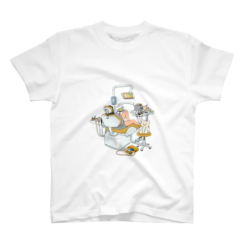 歯医者さんでくつろぐひと Regular Fit T-Shirt