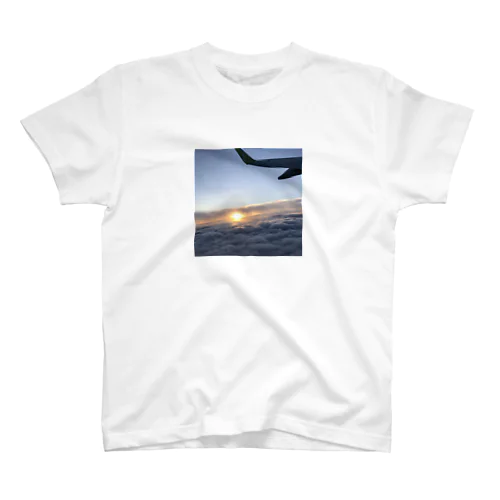 飛行機の中から日の出 Regular Fit T-Shirt