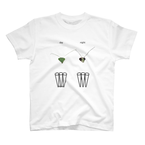 カマキリの昼と夜の複眼（英語、背景白色ver） Regular Fit T-Shirt