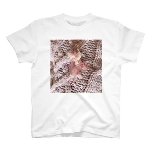 ピンク色の仔猫、ニット背景バージョン Regular Fit T-Shirt