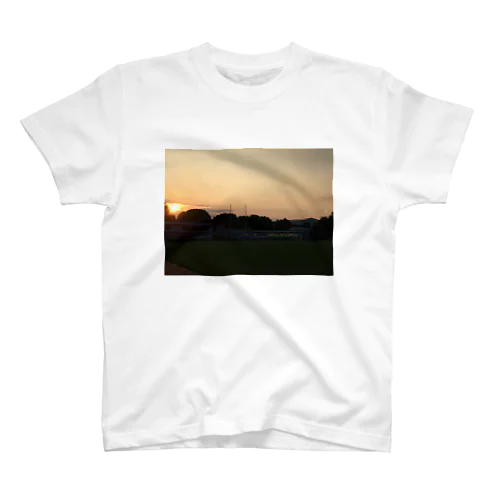 ラグビー場の夕焼け Regular Fit T-Shirt