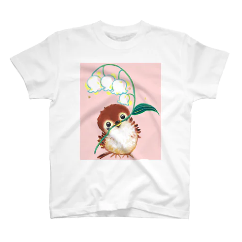 すずらんを持つ子スズメ（背景ピンク） Regular Fit T-Shirt