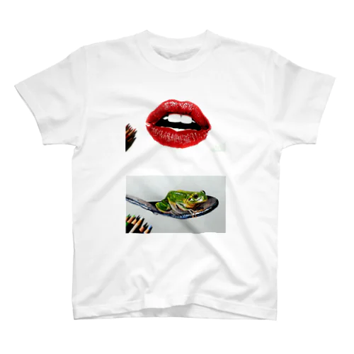 赤いリップとスプーンに乗ったカエル Regular Fit T-Shirt
