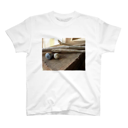 自然木と貝殻 Regular Fit T-Shirt