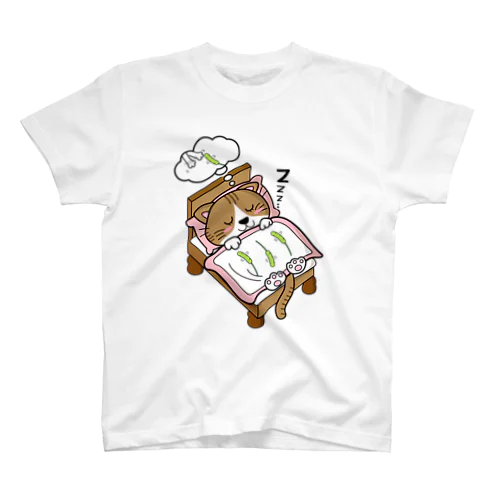  ベッドで寝る猫(キジトラハチワレ女の子) Regular Fit T-Shirt