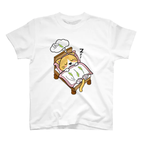 ベッドで寝る猫(トラ猫ハチワレ女の子) スタンダードTシャツ
