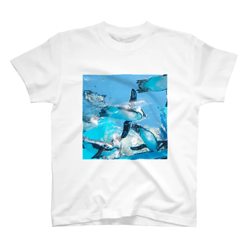 空を遊泳するペンギン スタンダードTシャツ